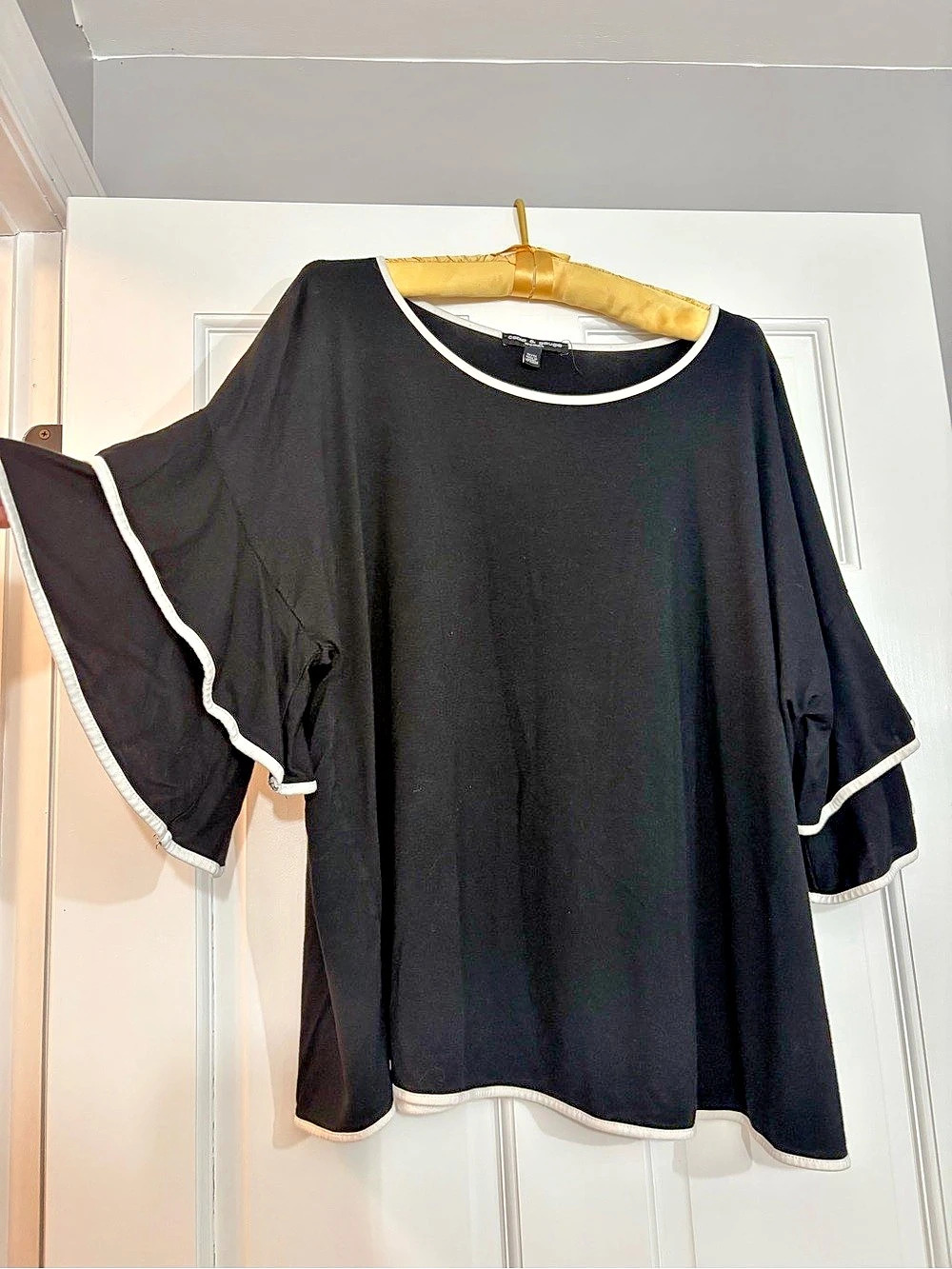 cable & gauge Women’s Black & White Ruffle Bell Sleeve Top Size 1X